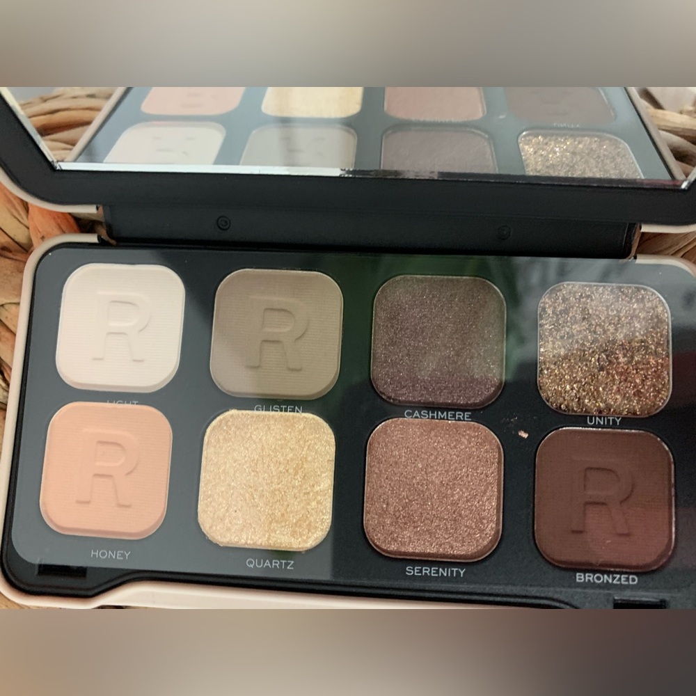 3 Piece Make-Up Set. Revolution Eye Shadow Palette, Ciate Setting Powder & Bag - Picture 9 of 10